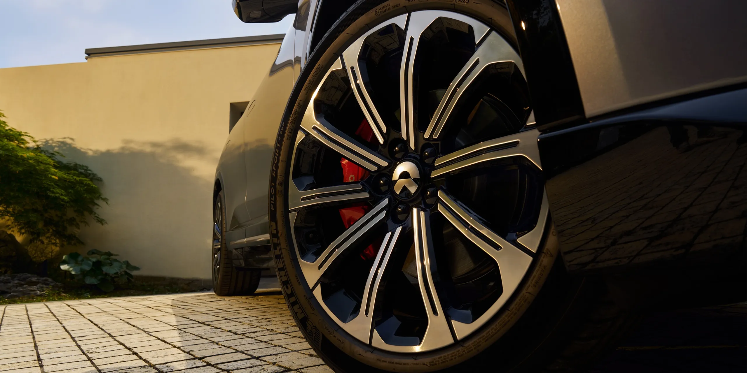 NIO 4-Piston Fixed Calipers