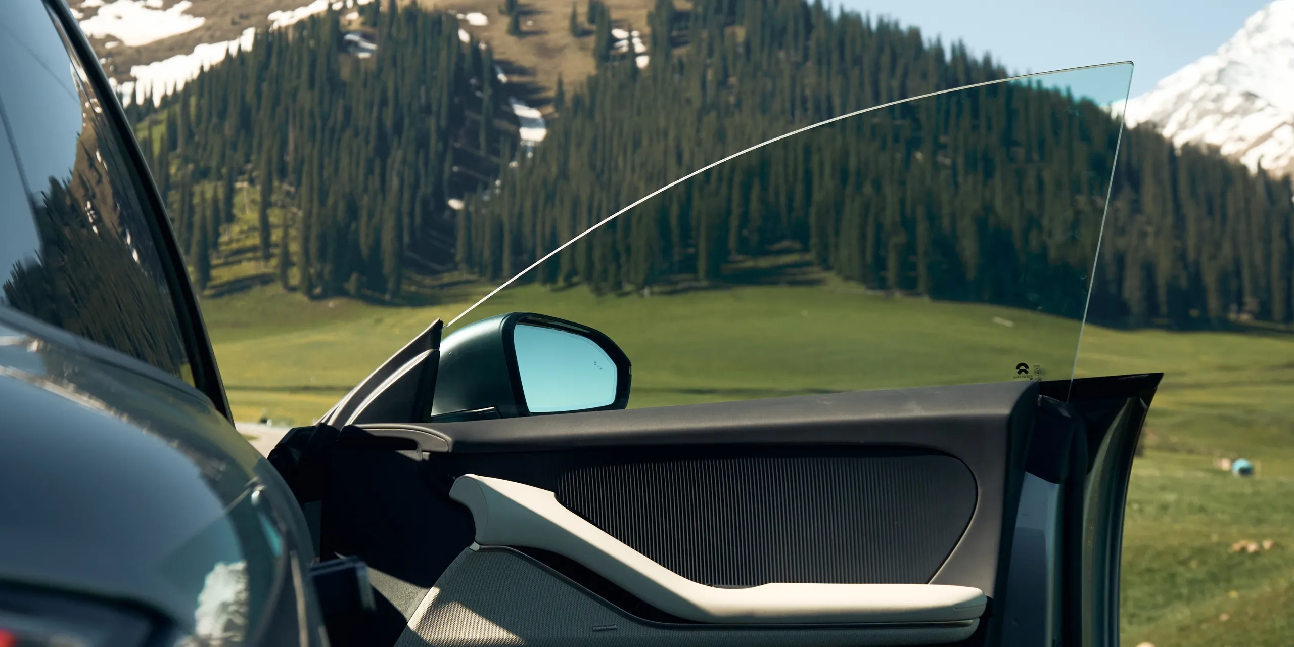 Expansive Panoramic Glass Roof