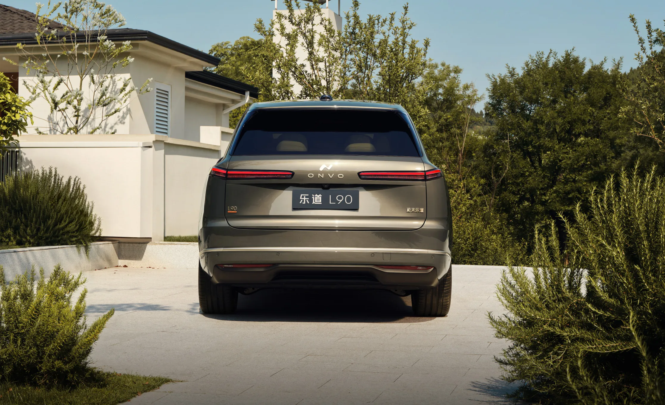 Wide and robust rear