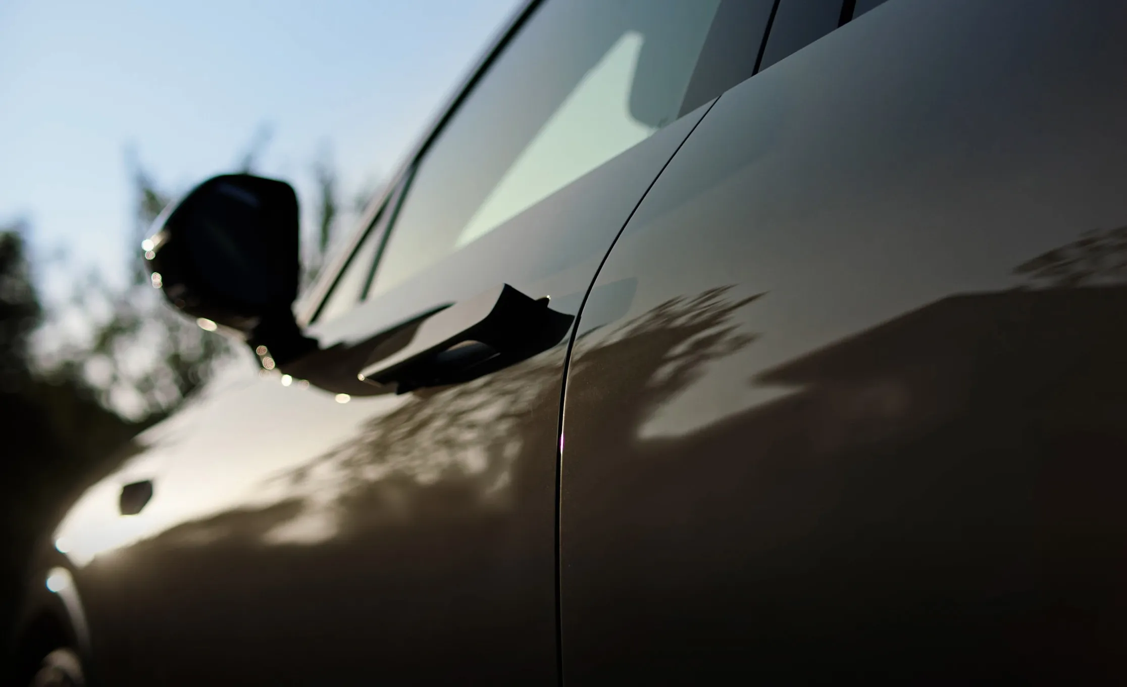 Fully silent electric suction doors