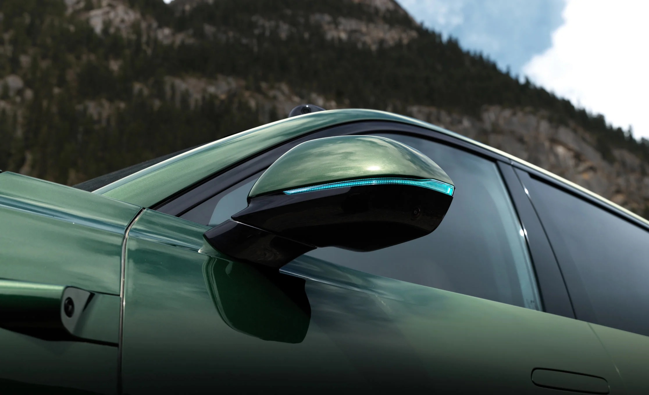 Smart blue light on exterior rearview mirror