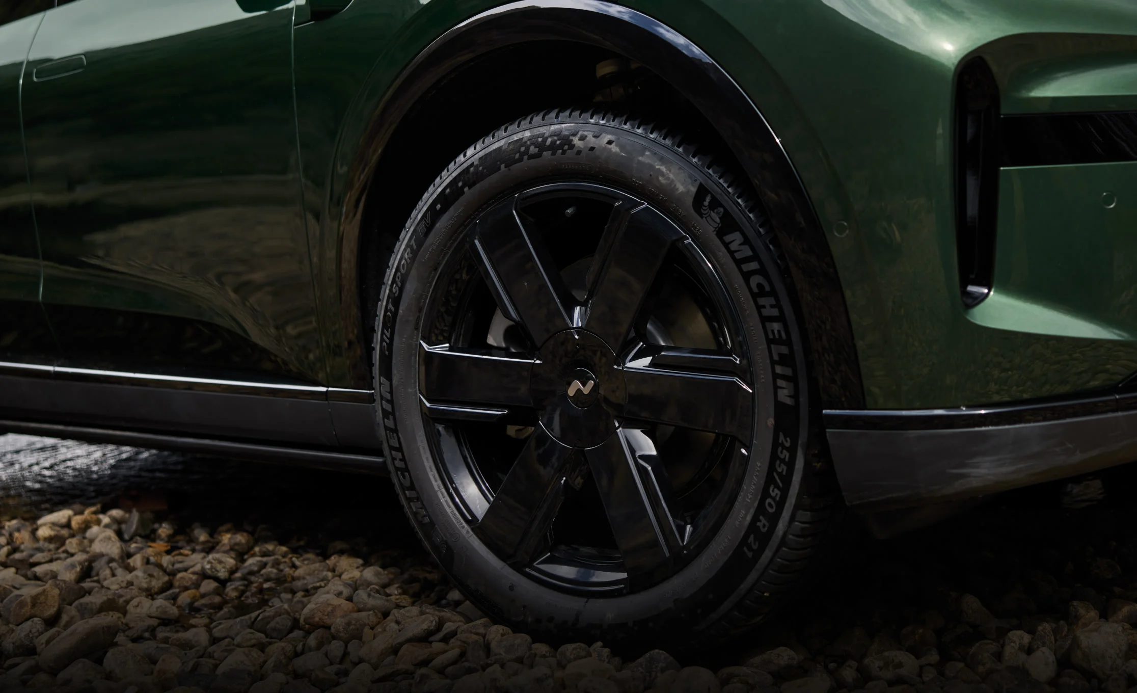 21-inch six-spoke obsidian black sports wheels + luxury dual tires